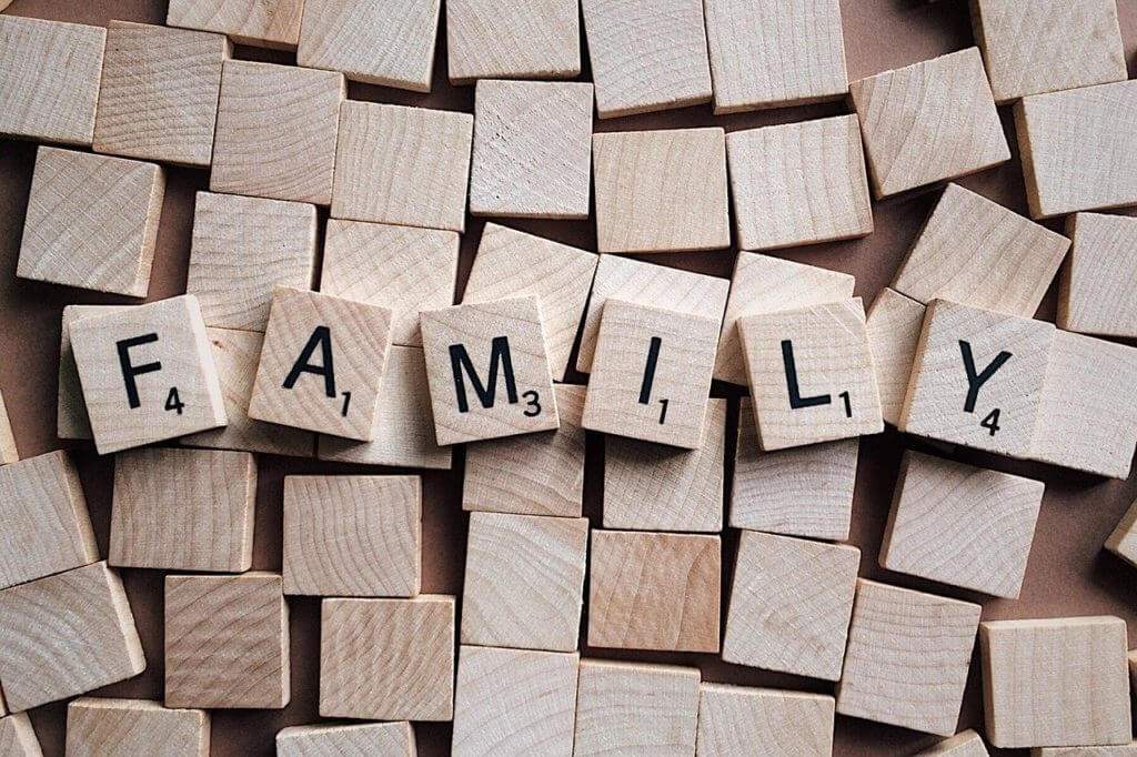 FAMILYという字が描かれた木