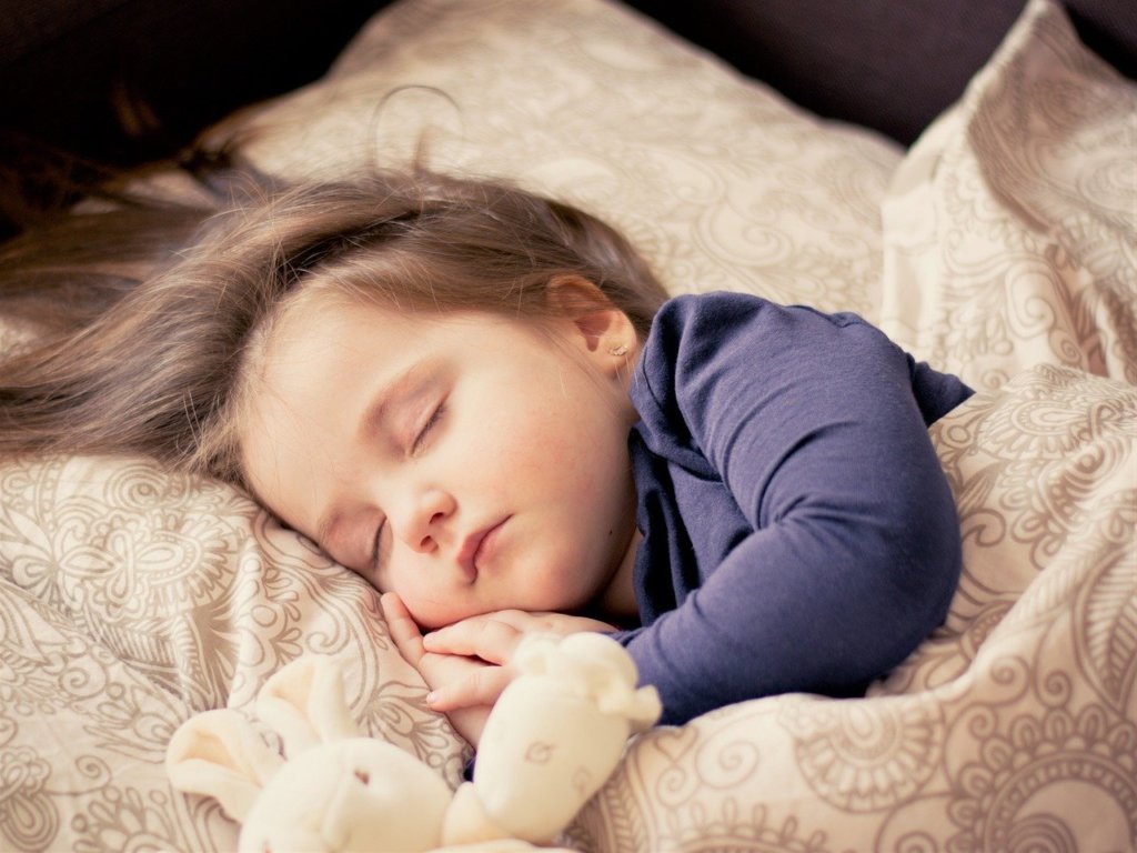 ぐっすり眠る小さな女の子